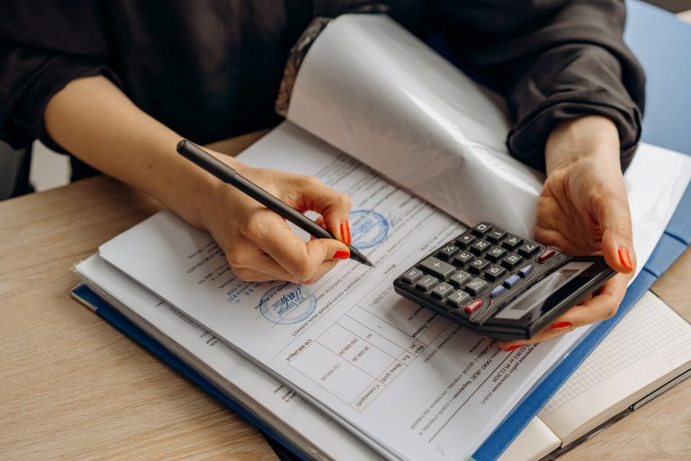 3 Reasons Why All Small Businesses Should Hire an Accountant to Manage Their Books