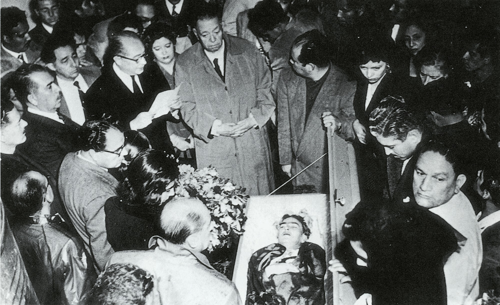 frida-kahlo-funeral.jpg